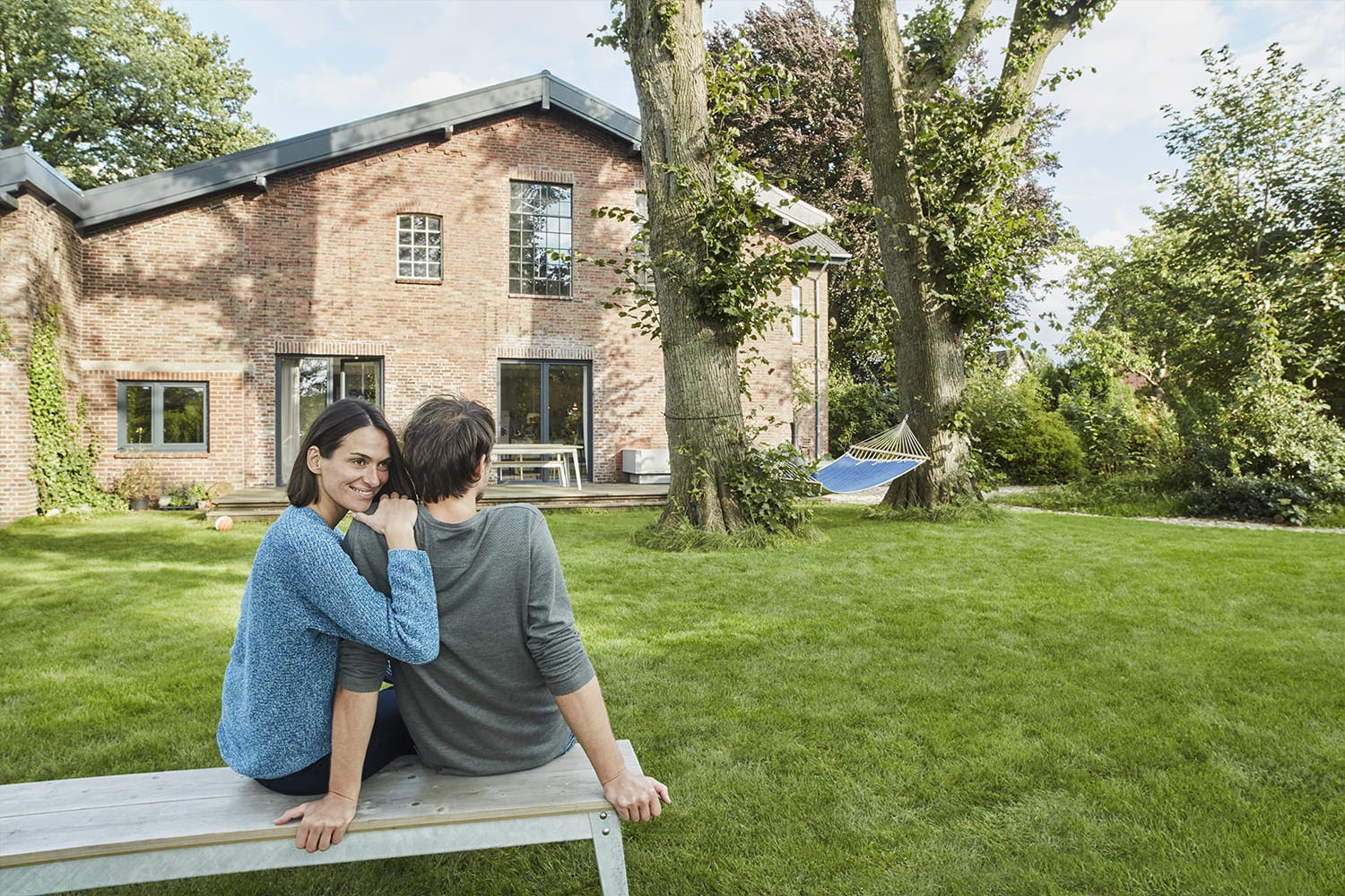 personnes sur un banc dans un jardin 