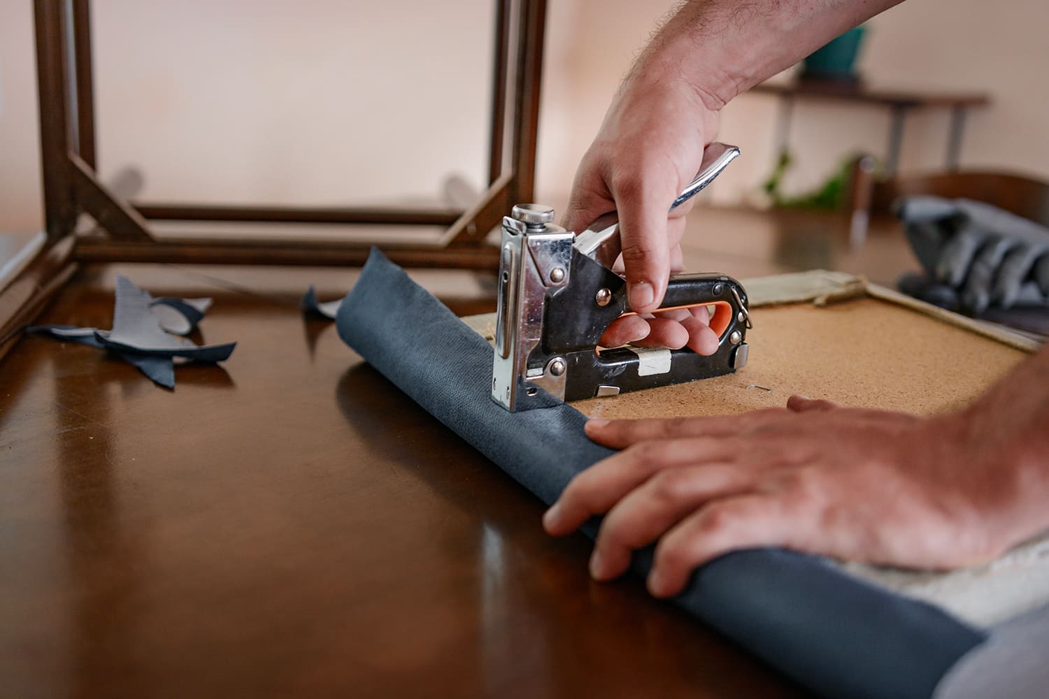 agrafage du tissu sur une assise de chaise