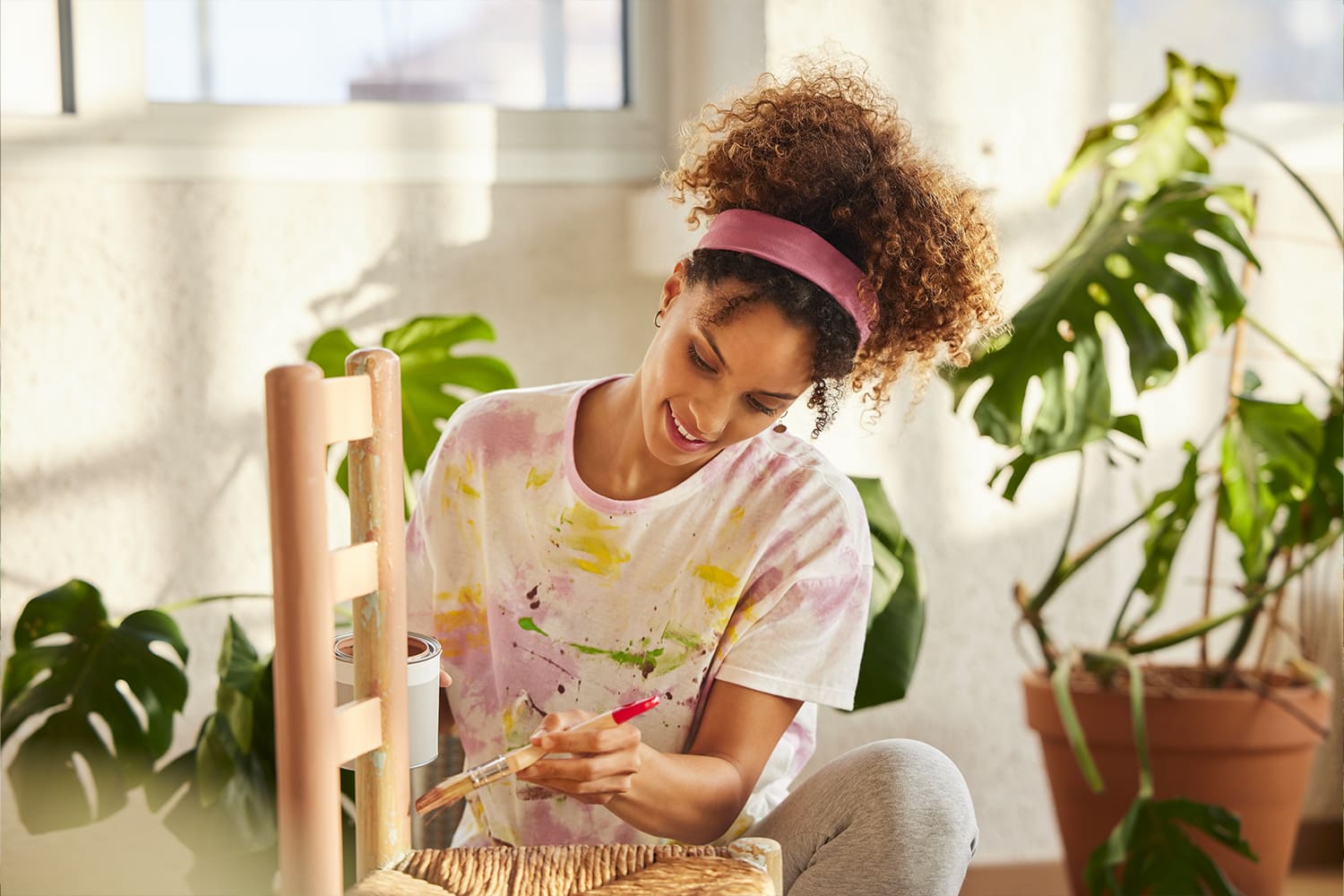 peinture décorative sur chaise paillée peindre le cadre en bois d'une chaise paillée