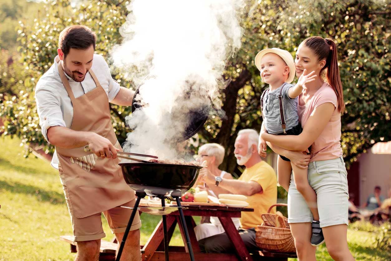 repas barbecue en famille