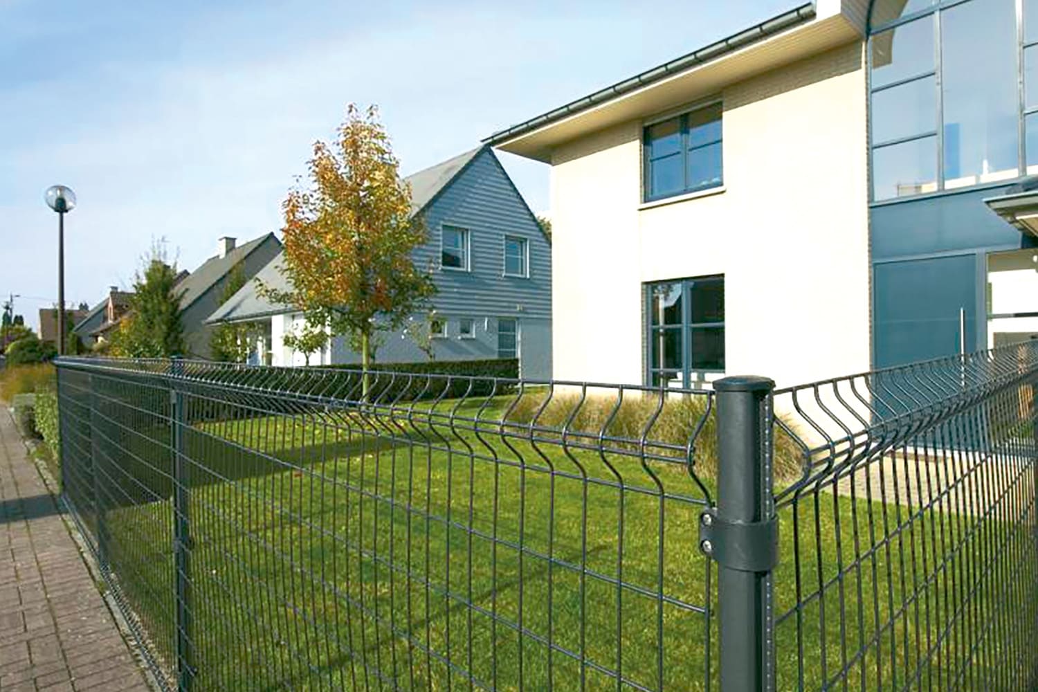 maison avec clôture panneaux soudés