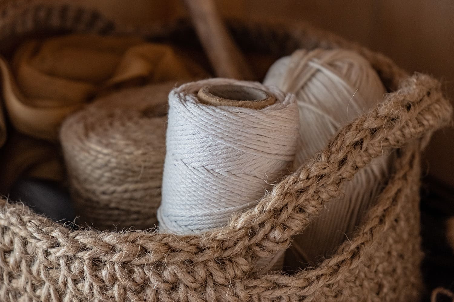 panier en corde avec des bobines de fil panier en corde avec des bobines de fil