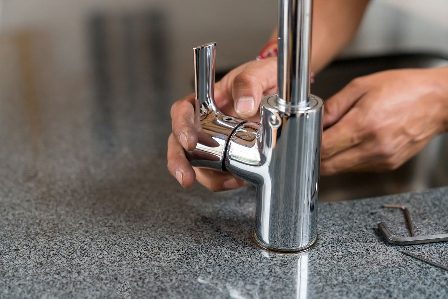 homme qui met un place un nouveau robinet de cuisine