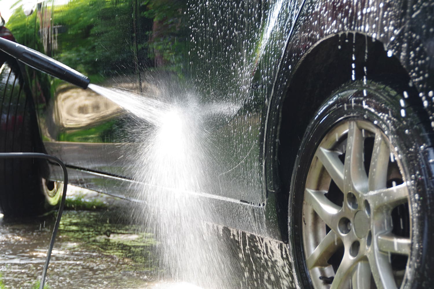 Lavage de l'extérieur d'une voiture avec un nettoyeur haute pression