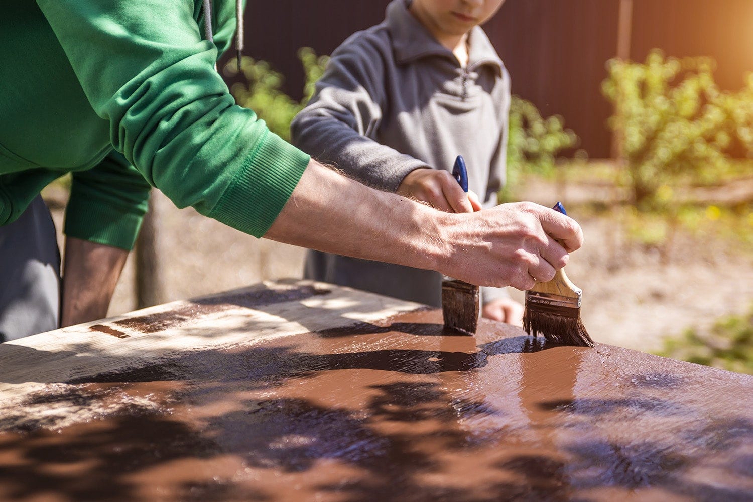 application peinture sur meuble en bois