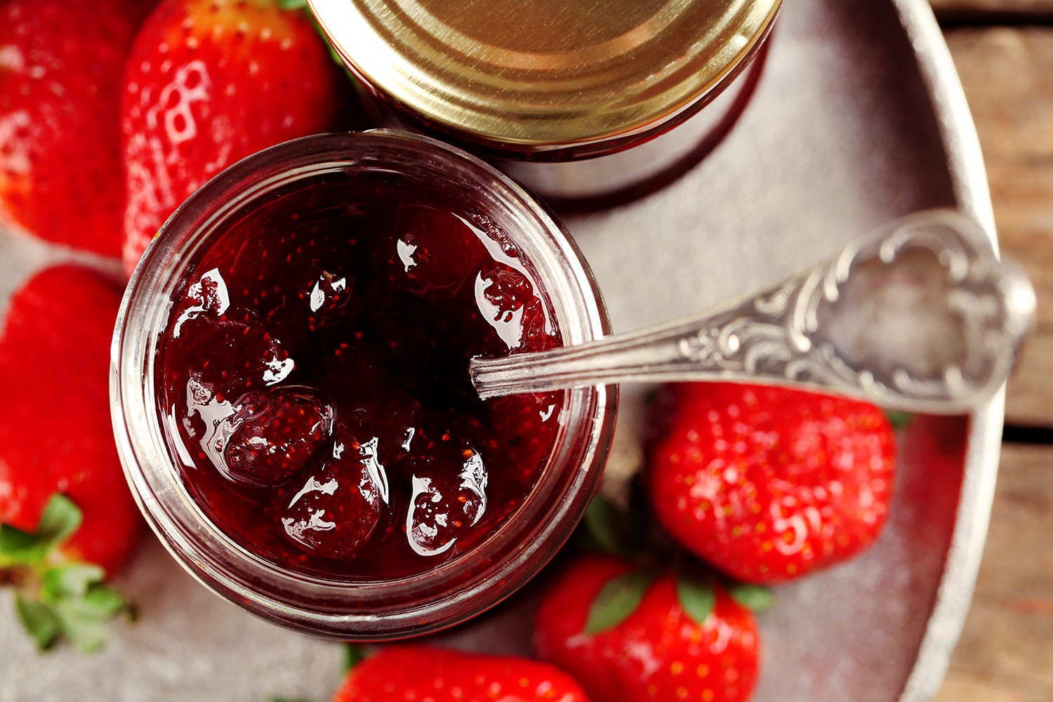 confiture maison de fraises du jardin en pot 