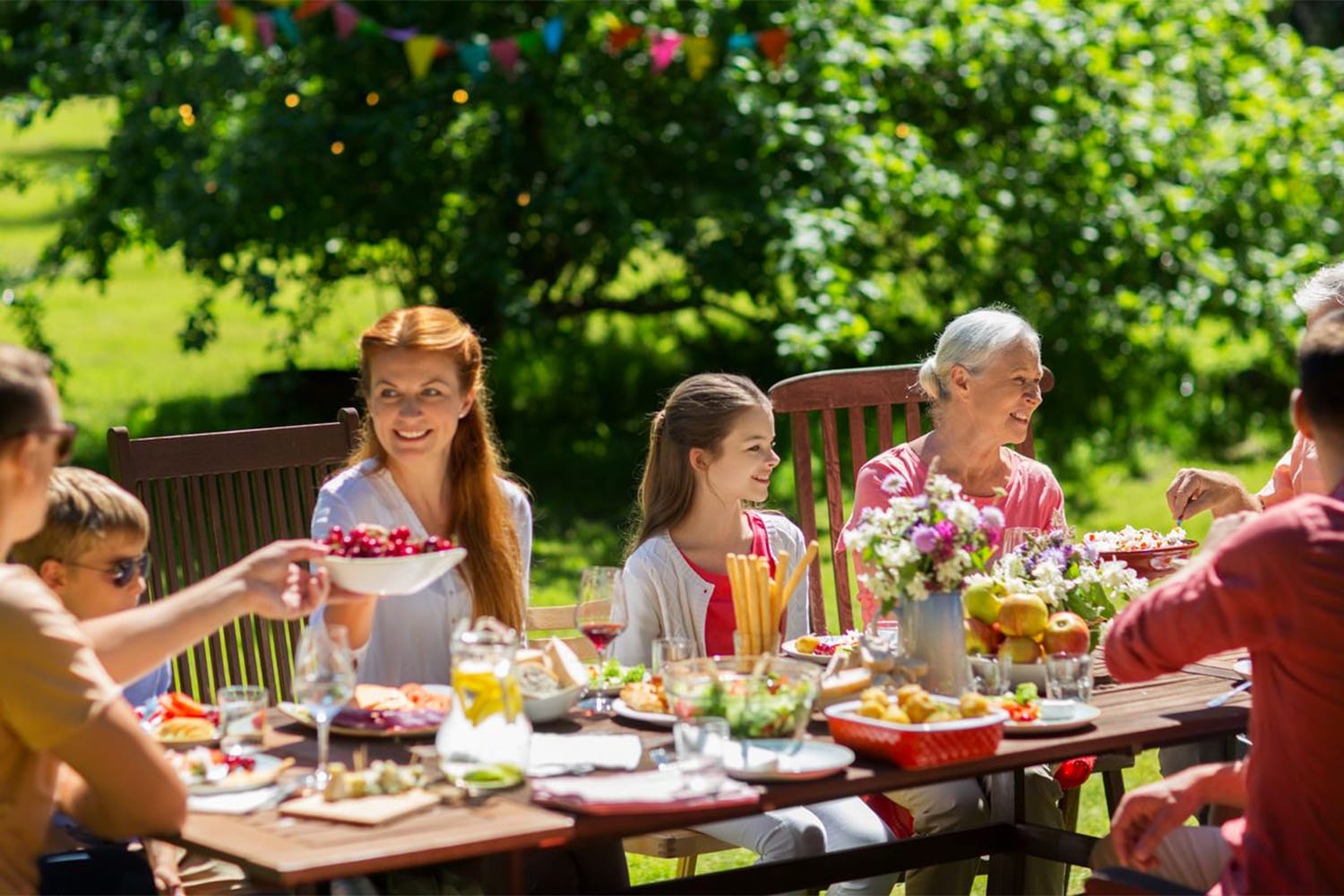 repas en extérieur salon de jardin