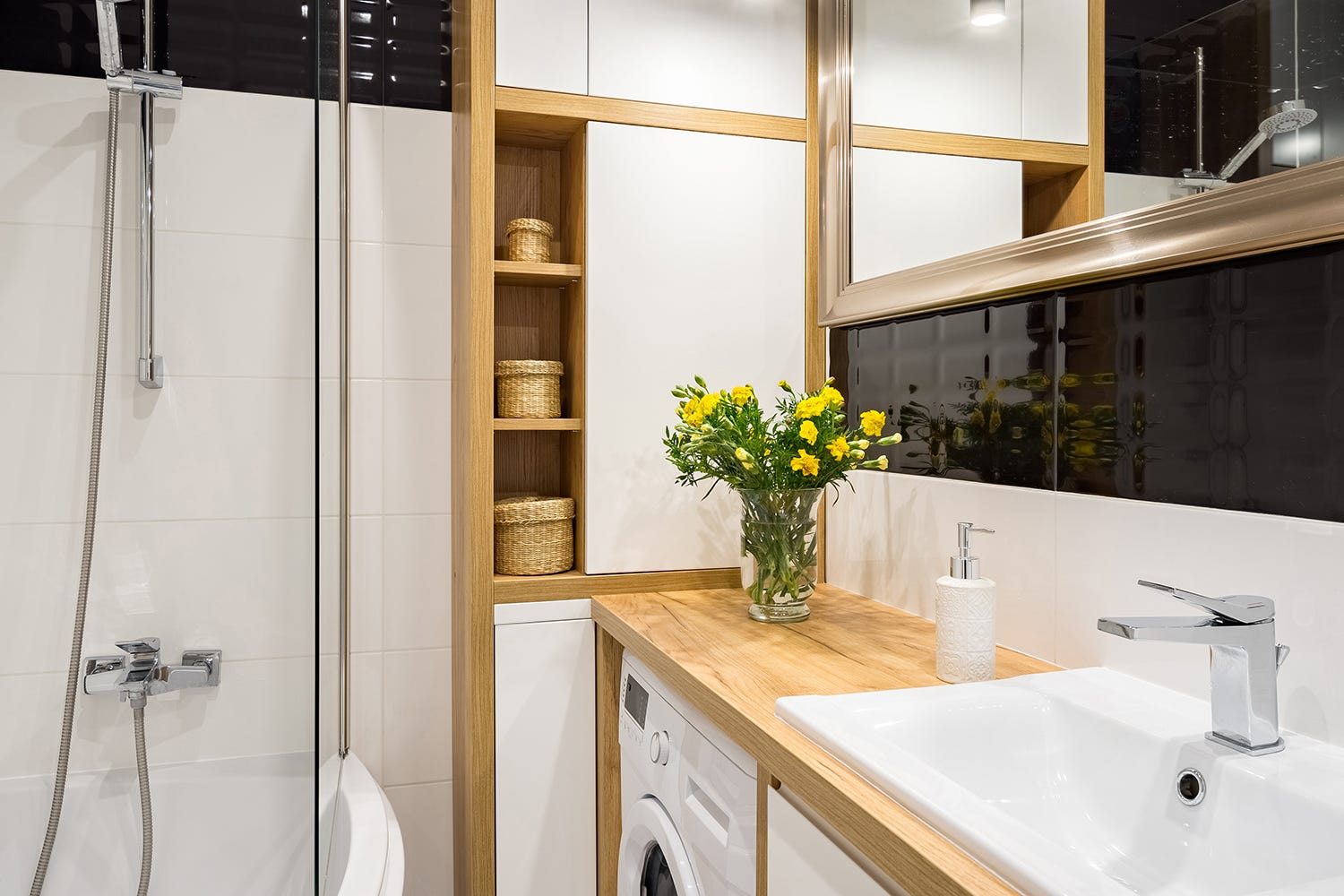 Aménagement petite salle de bain avec la linge et douche 