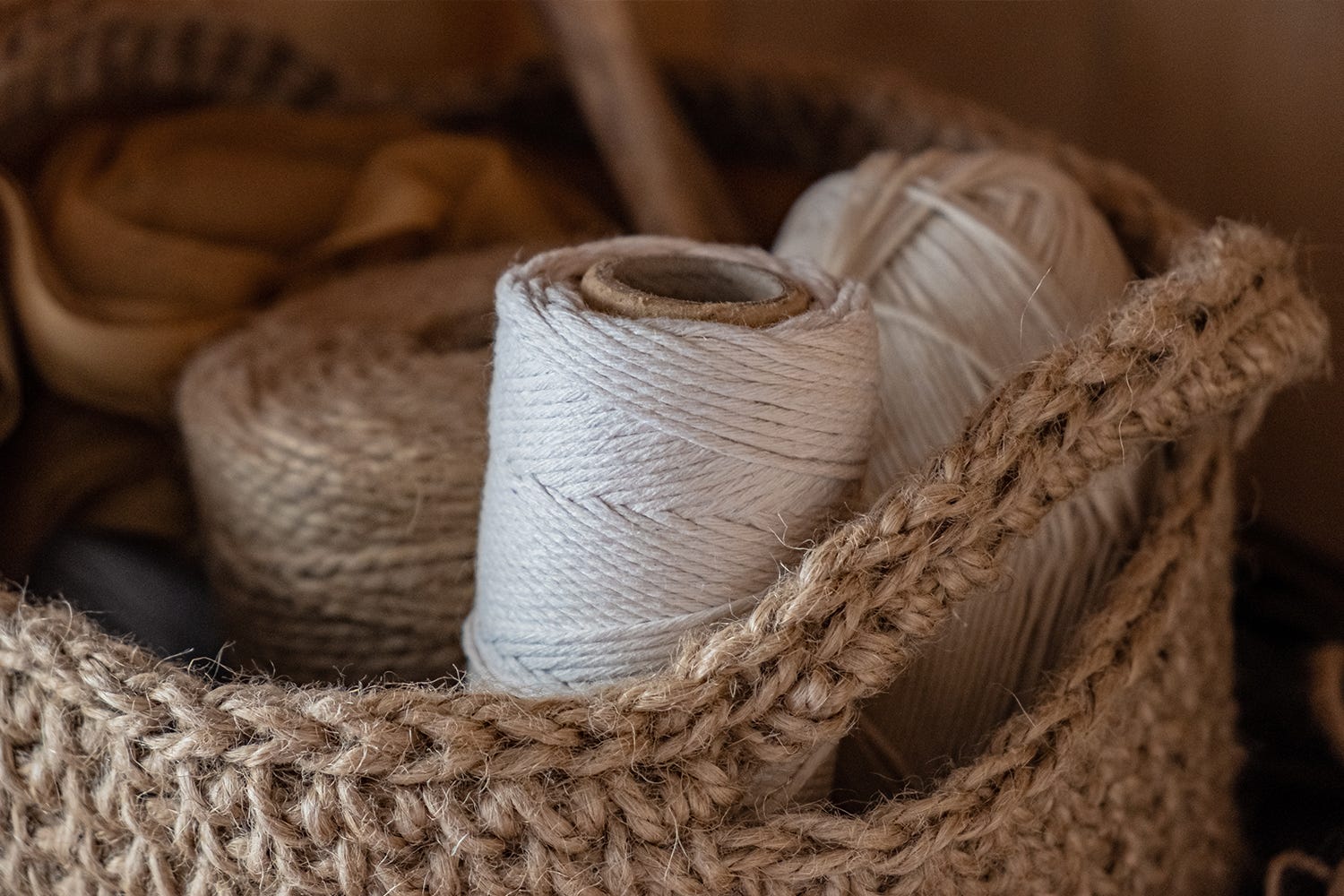 Panier en corde avec bobines de fils, ficelles